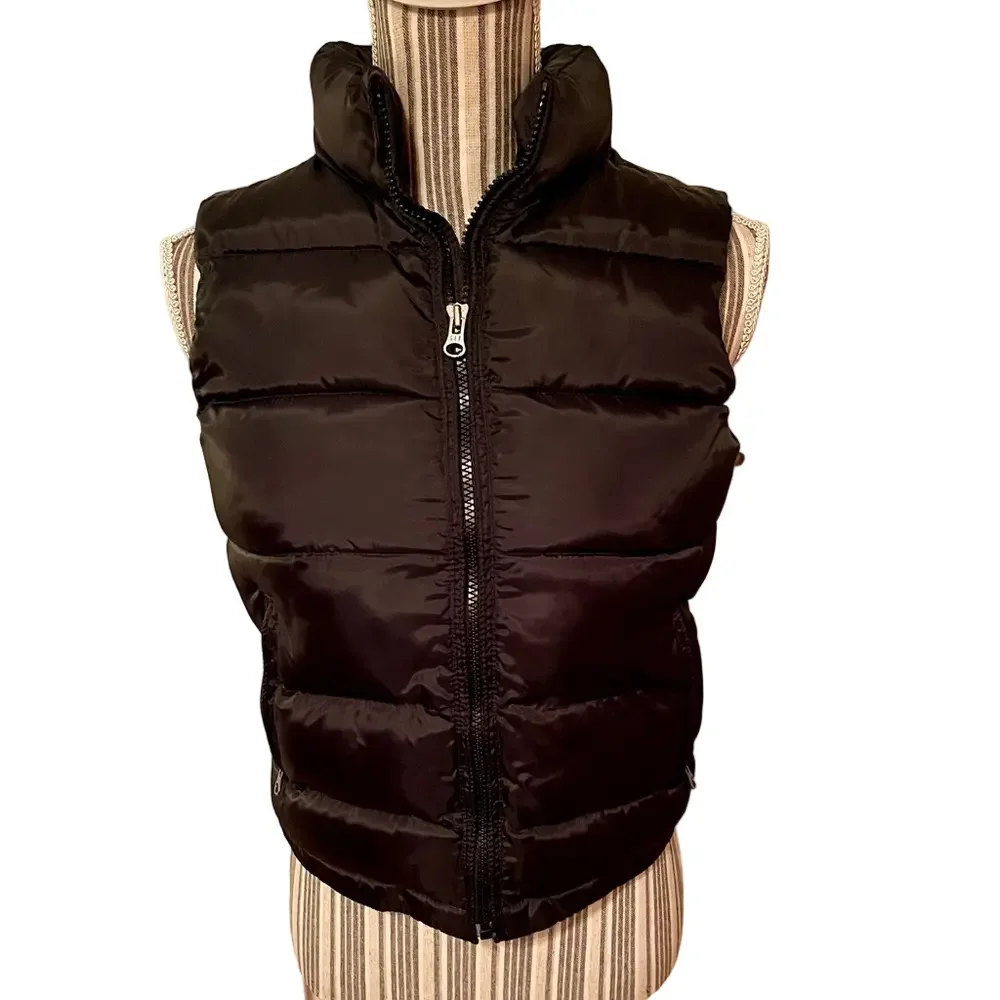 💕Gap kids Black puffer vest inside is blue. Size medium (8)